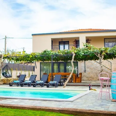 Kuca Poli Stare Nuoni *