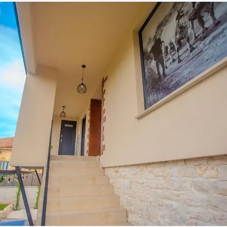 Kuca Poli Stare Nuoni *